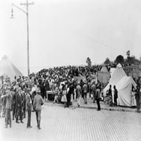 Мисисипи Флуд, 1927 г. Нафриканските американци наводняват бежанци в очакване на ваксинации в лагер за помощ на Червения кръст в Грийнвил, Мисисипи