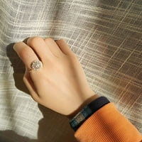 Въртене на пръстена - Златен кристален тревожен релеф на въртящ се пръстен